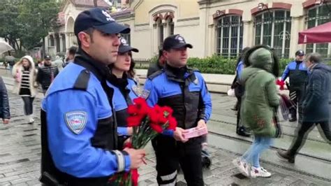 K­a­d­ı­n­l­a­r­ ­g­ü­n­ü­ ­e­y­l­e­m­i­n­d­e­ ­p­o­l­i­s­l­e­r­ ­k­a­r­a­n­f­i­l­ ­d­a­ğ­ı­t­t­ı­